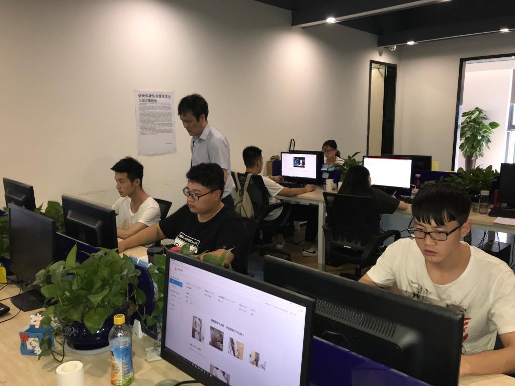 beat365在线唯一官网领导看望实习学生